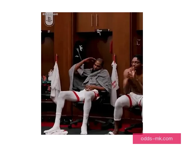 火箭更衣室狂欢泼水庆祝杜兰特超越乔丹 赤膊领取比赛用球激情满场